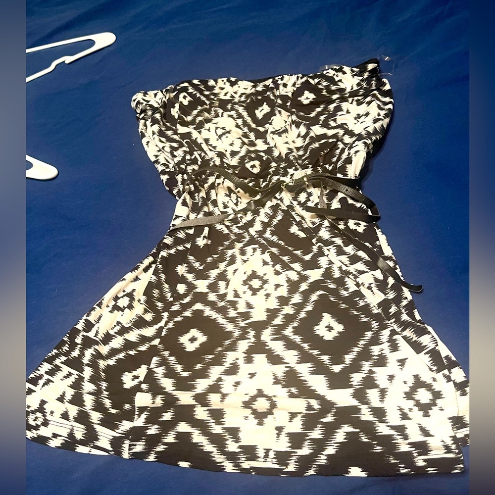 Women’s or teenage dress, strapless with belt. Never been worn. Still has tags
